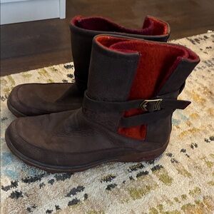 Chaco Dark Brown Winter Boots with burn orange/red- Lining sz 9.5